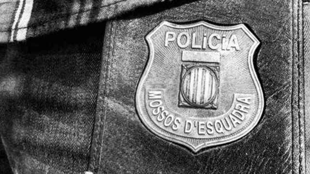 Placa identificativa de los Mossos d'Esquadra / @mossos