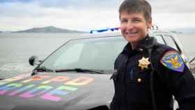 Agente de la policía de San Francisco luciendo los colores de la bandera LGTBI