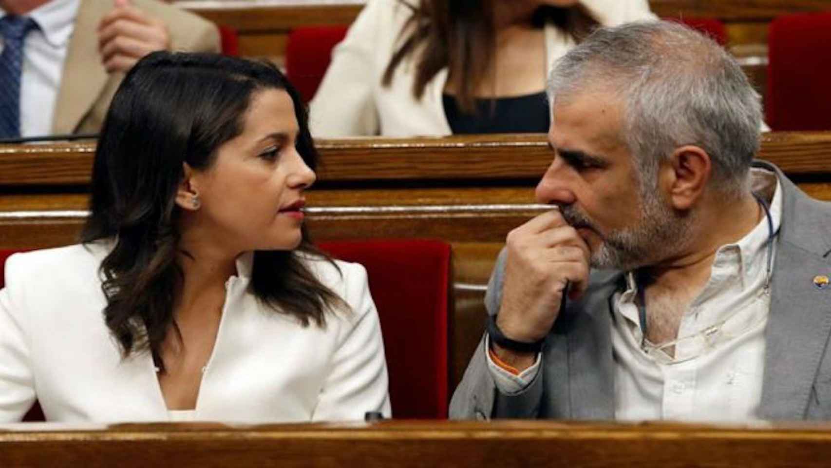 Carlos Carrizosa junto a Inés Arrimadas en el Parlament / EFE