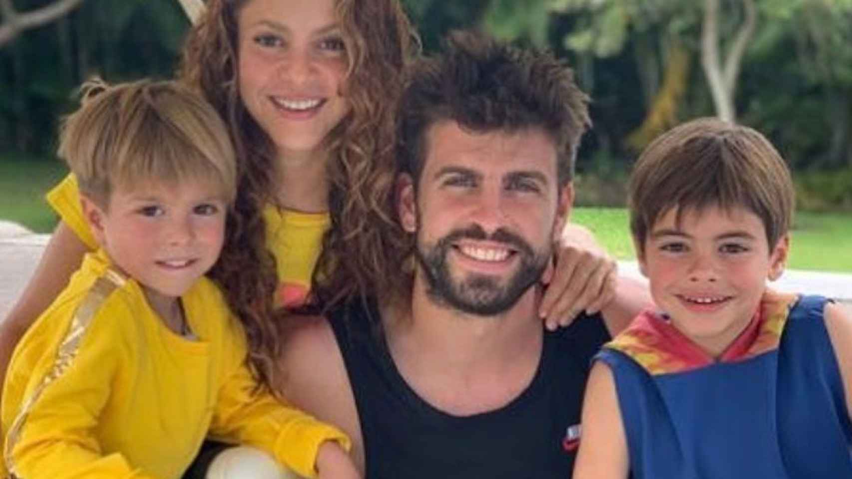 Shakira y Gerard Piqué, junto a sus dos hijos Milan y Sasha, en una imagen de archivo / INSTAGRAM