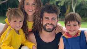 Shakira y Gerard Piqué, junto a sus dos hijos Milan y Sasha, en una imagen de archivo / INSTAGRAM