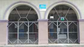 La entrada principal del instituto del Bon Pastor, ya cerrada / JORDI SUBIRANA