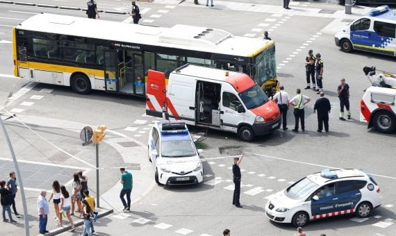 Un momento tras el accidente de dos buses y una moto / EFE- Enric Fontcuberta