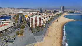Vista aérea de la playa de Barcelona junto al paseo marítimo