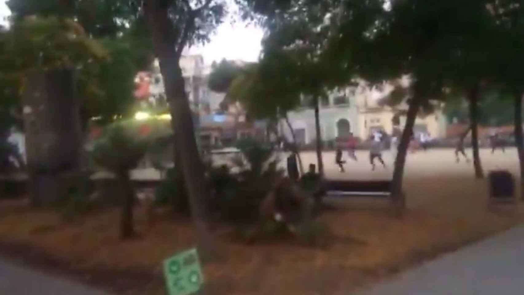 Momento de la pelea entre jóvenes en la plaza Joanic