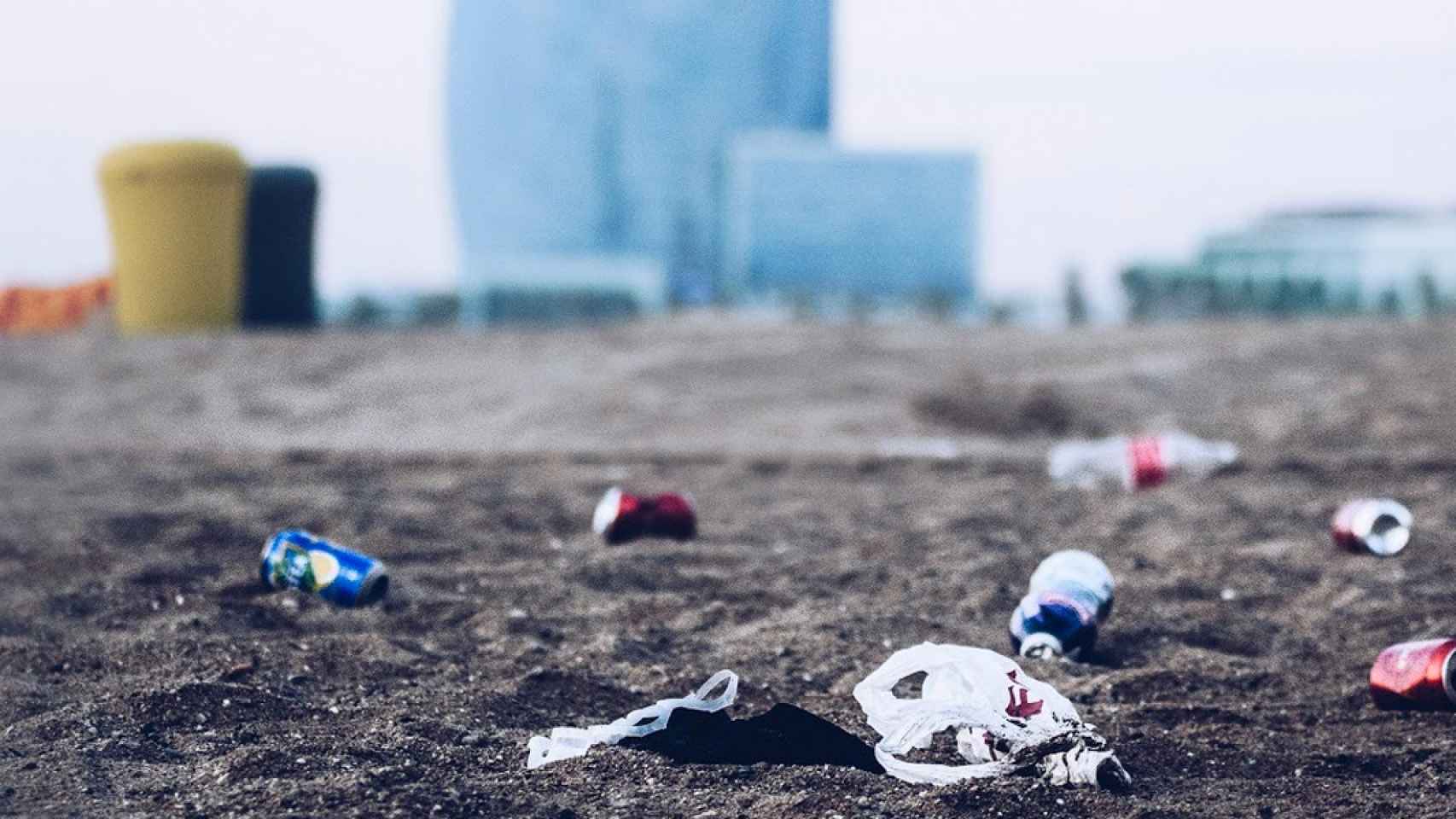 Latas y plásticos acumulados en la playa de Barcelona