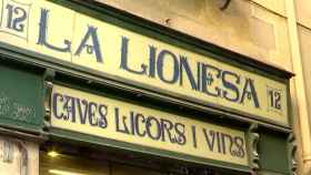 Cartel de La Lionesa, un establecimiento centenario del Gòtic que cierra / BETEVÉ