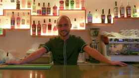 Benjamin Souche, propietario del bar París Taxi, en Gràcia / JENNIFER MOLINA