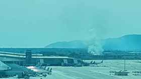 La columna de humo junto a las instalaciones del aeropuerto de Barcelona / TWITTER AENA