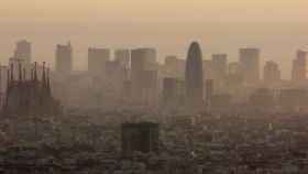 Aire contaminado en el cielo de Barcelona