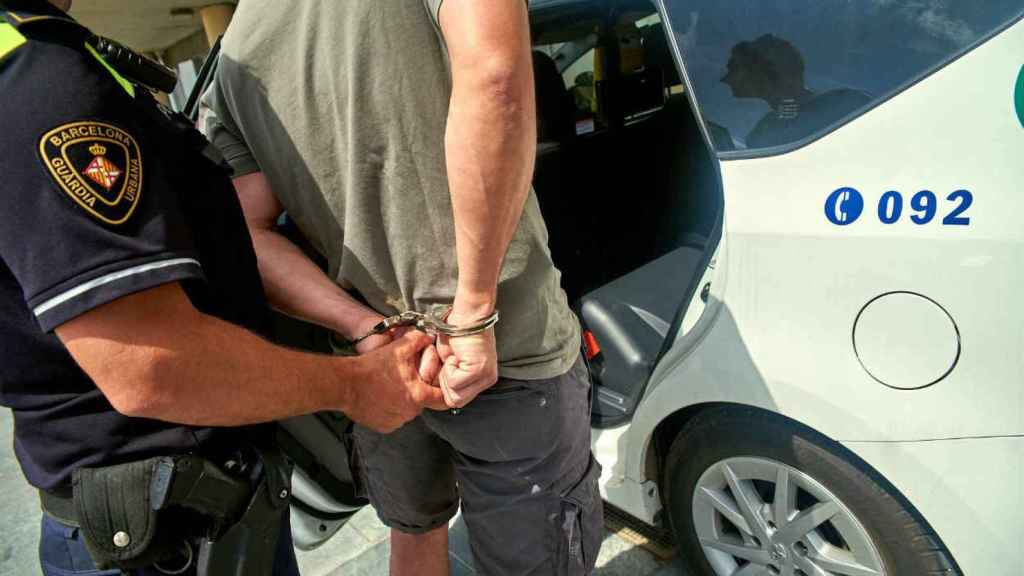 Un agente de la Urbana, con uno de los detenidos por el robo del reloj / @barcelona_GUB