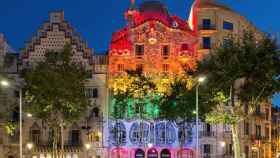 La Casa Batlló iluminada con los colores del Orgullo LGTBI / CASA BATLLÓ