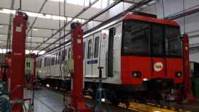 Un convoy del metro de Barcelona pasando una revisión técnica