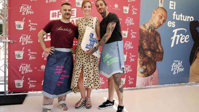 Ángel Vildes, Maria Chiara Marchetti y Benji Verdes durante la presentación de la falda que rompe estereotipos