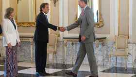 El Rey Felipe VI saluda a Pau Guardans, presidente de Barcelona Global / EFE