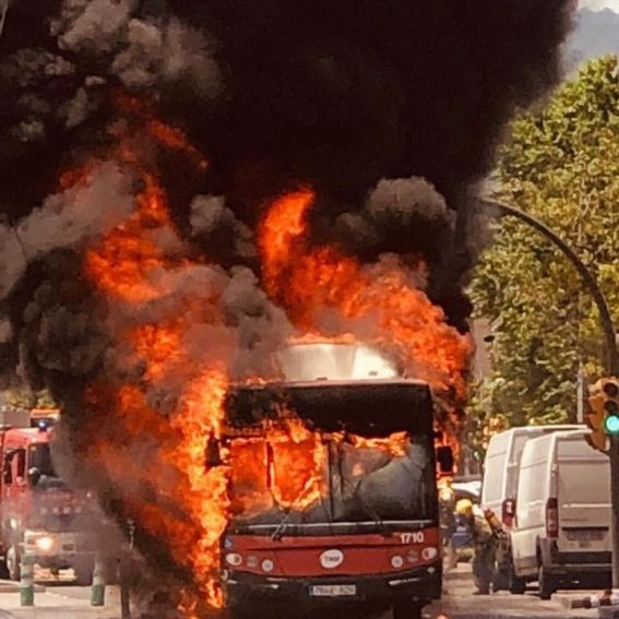 Autobús de TMB incendiado