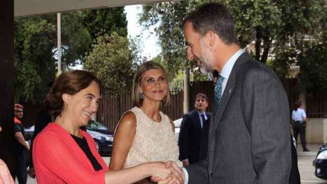 Ada Colau y Felipe VI, saludándose en Barcelona / CASA REAL