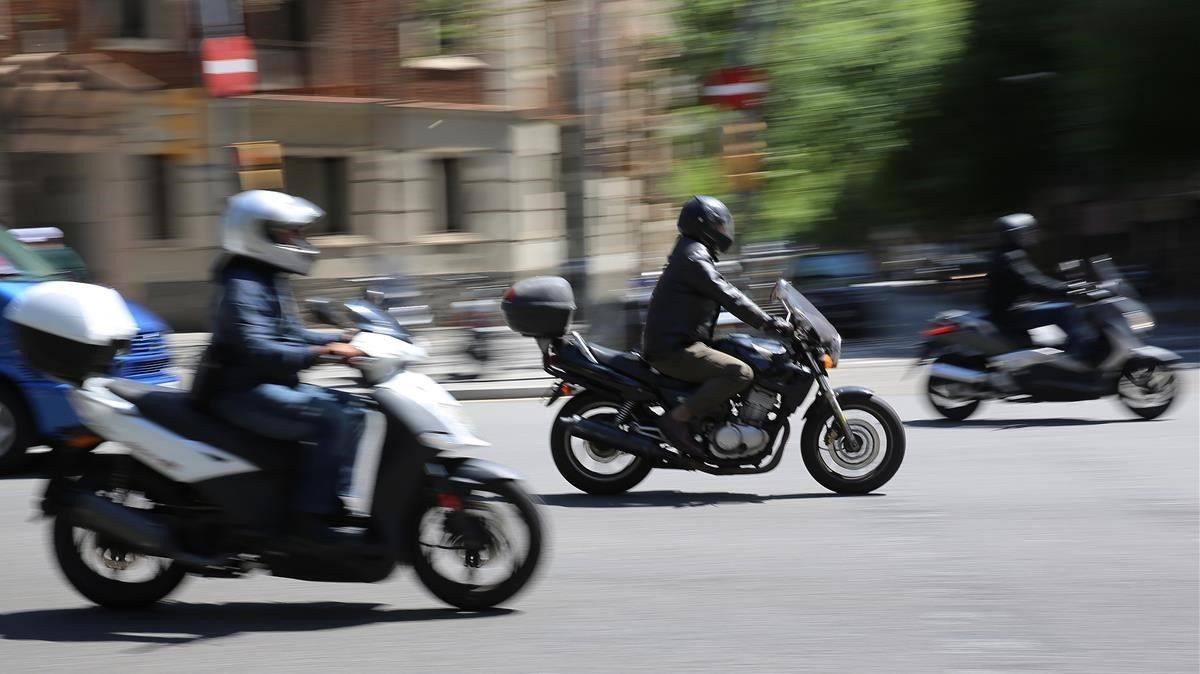 Tres motos circulando por Barcelona / ARCHIVO