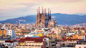 Vista panorámica de la ciudad de Barcelona con la Sagrada Família de fondo