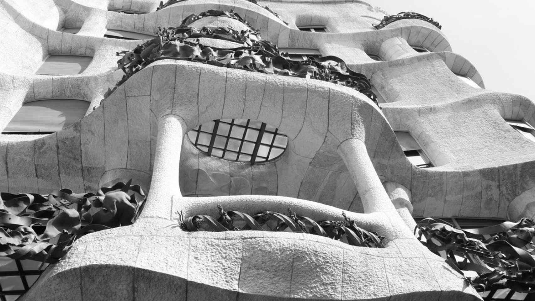 Parte de la fachada del edificio modernista de Barcelona La Pedrera