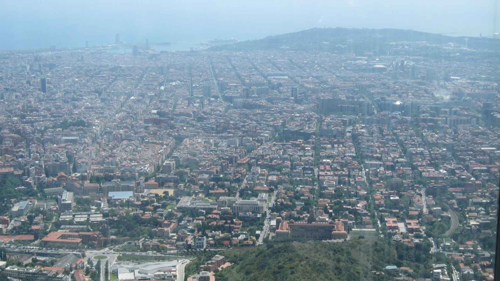 Una imagen de la contaminación en Barcelona de esta semana / EUROPA PRESS
