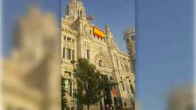 La bandera de España en la fachada de CibelesAYUNTAMIENTO DE MADRID