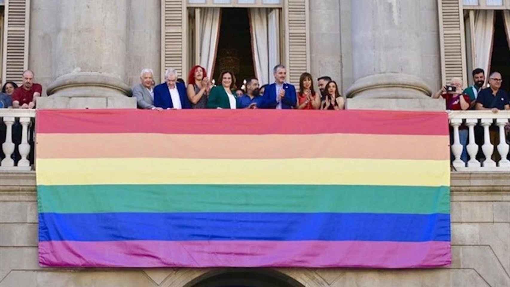 Ada Colau junto a otros concejales en el balcón del Ayuntamiento de Barcelona con el pendón LGTBI / EP