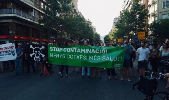 Protesta en contra de la contaminación de los vehículos en Barcelona.