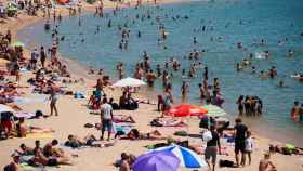 Playas llenas por la ola de calor en Barcelona / EFE- Alejandro García