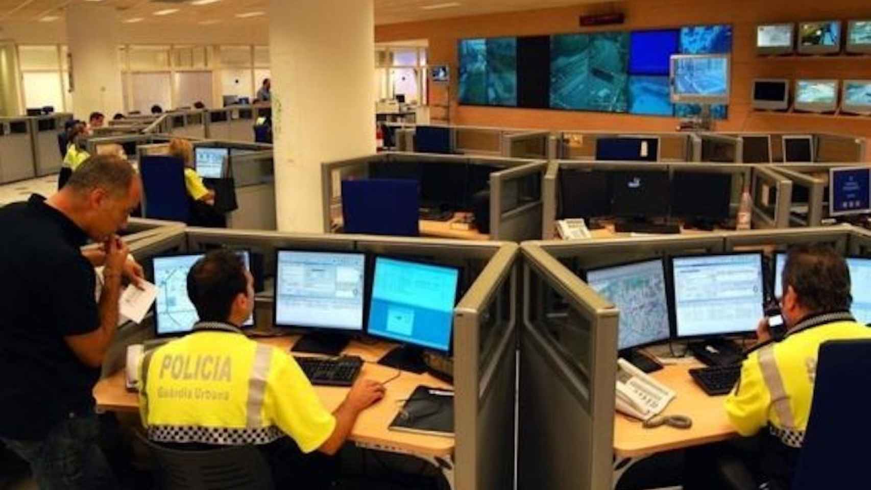 Agentes de la Guardia Urbana, en el centro de emergencias de Barcelona / SAPOL