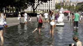 Turistas bañándose en las fuentes de plaza Catalunya / EFE