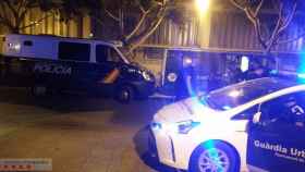 Vehículos policiales durante el dispositivo junto al Port Olímpic / TWITTER MOSSOS