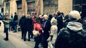 Un grupo de vecinos concentración en el Gòtic para paralizar un desalojo en febrero de 2018 / @resistimalgotic