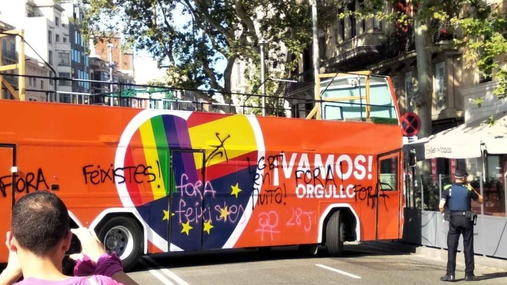 Autobús de Ciudadanos en Barcelona tras ser atacado / EUROPA PRESS