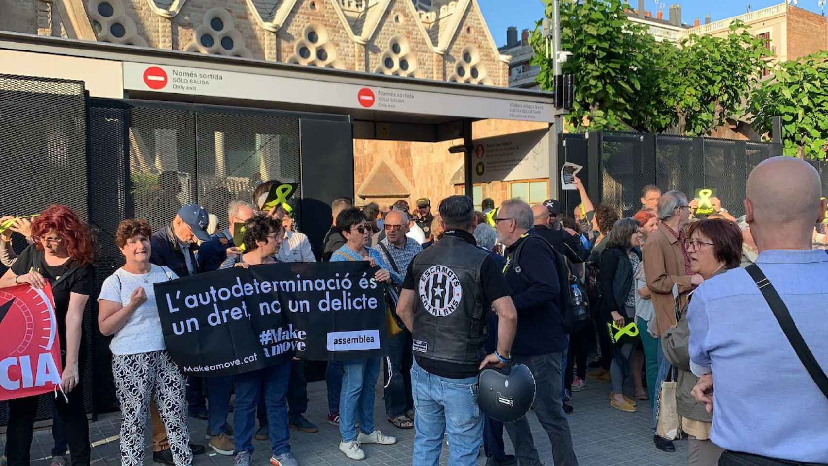 Moteros independentistas en la Sagrada Família.