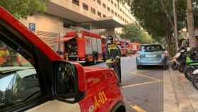 Vehículos de bomberos junto al hotel NH Constanza de Les Corts / BETEVÉ