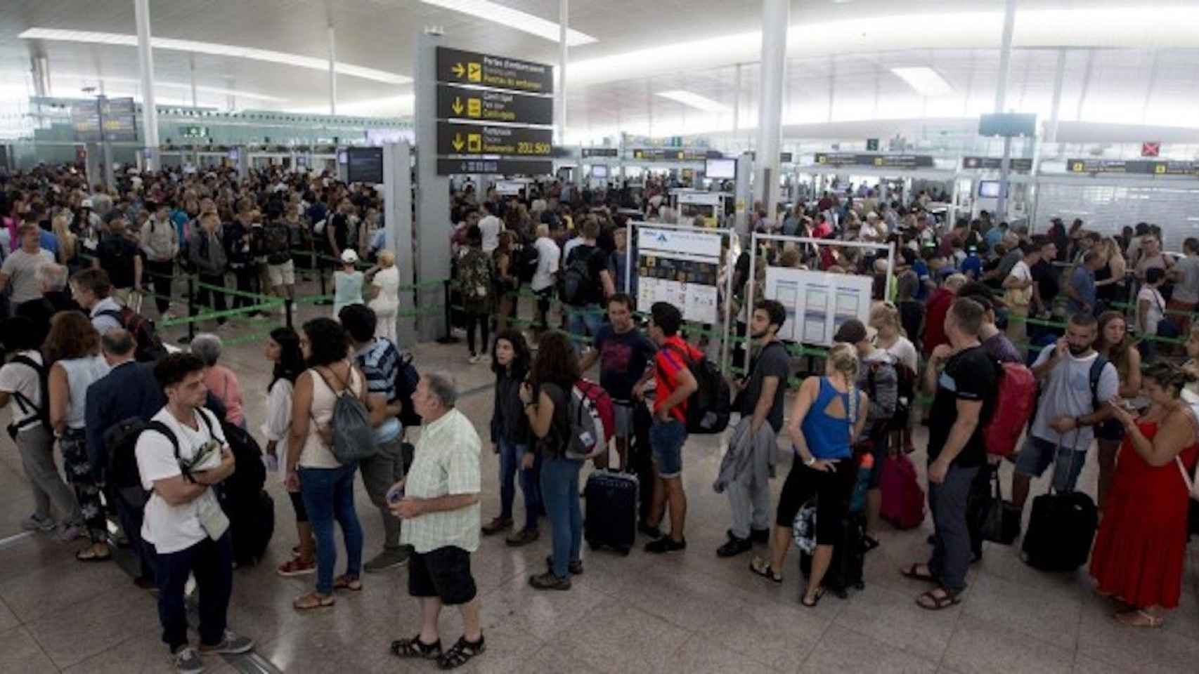 Una imagen de las colas en el Aeropuerto de Barcelona / EFE