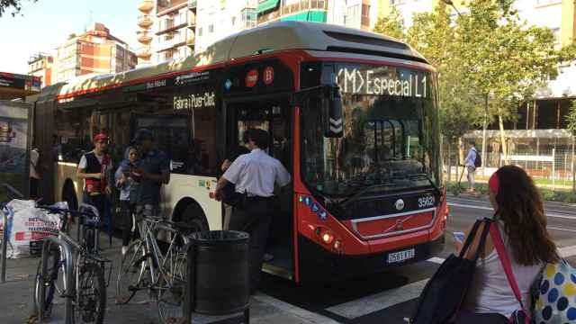 Uno de los autobuses que cubre parte del recorrido de la L1 del metro / RP