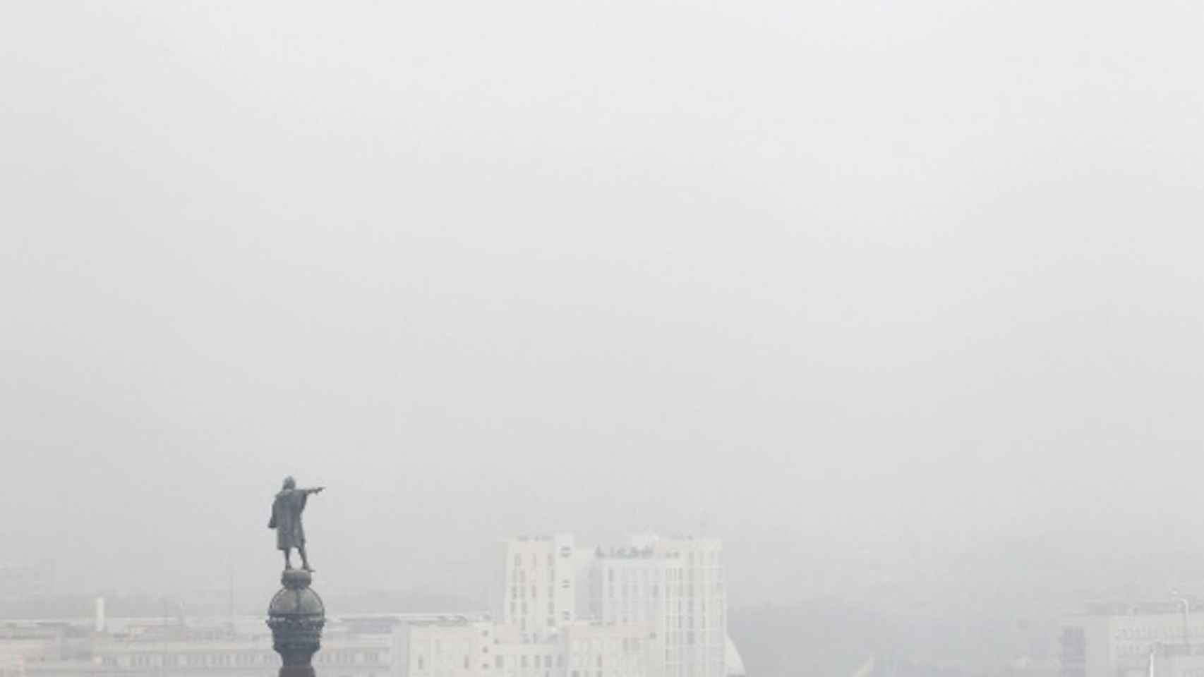 Foto de archivo de la contaminación de aire en Barcelona / EFE