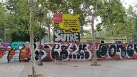Cartel que anuncia el derribo de los antiguos juzgados del paseo de Lluís Companys, terrenos en los que se podría construir la comisaría de la Guardia Urbana / JORDI SUBIRANA
