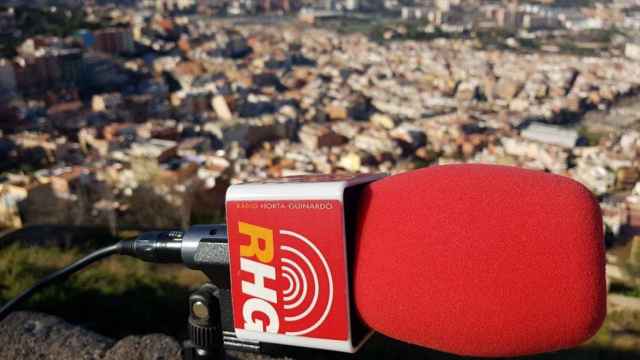 Micrófono de Radio Horta-Guinardó con la ciudad de fondo