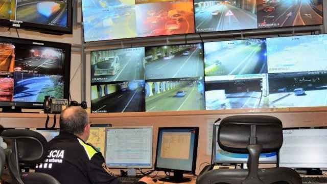 Un agente de la Guardia Urbana en el centro de emergencias de Barcelona