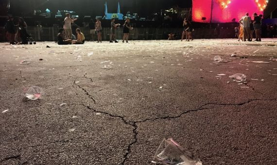 Vasos de plástico y otros objetos arrollados en el suelo del escenario del Festival Cruïlla