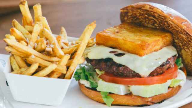 Hamburguesa realizada en un restaurante de comida americana / BACOA