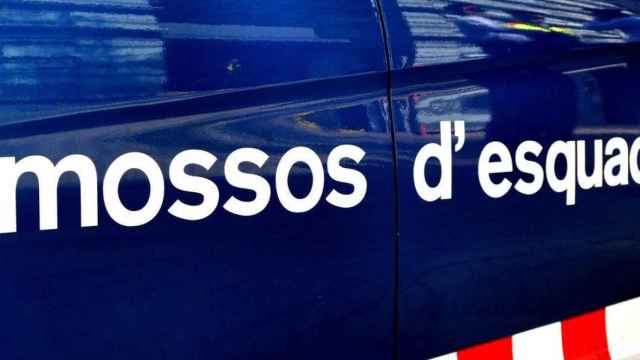 Un vehículo de los Mossos d'Esquadra, el cuerpo que investiga la violación / @MOSSOS