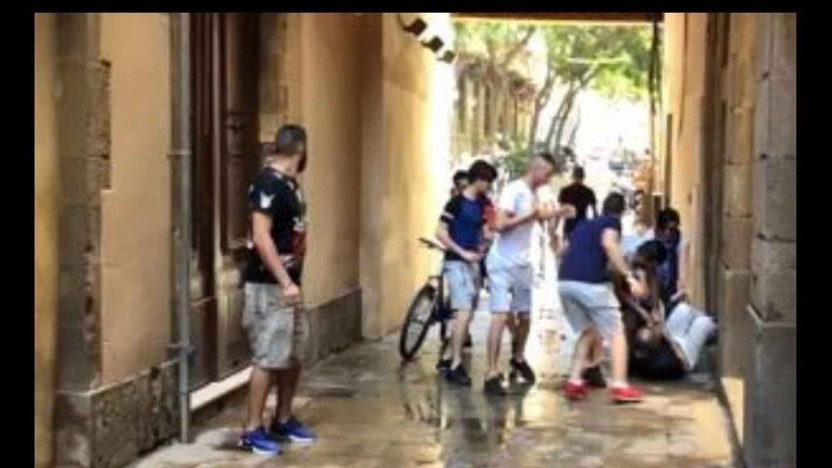 Seis jóvenes, uno de ellos en bicicleta, asaltando a una pareja de turistas en Ciutat Vella