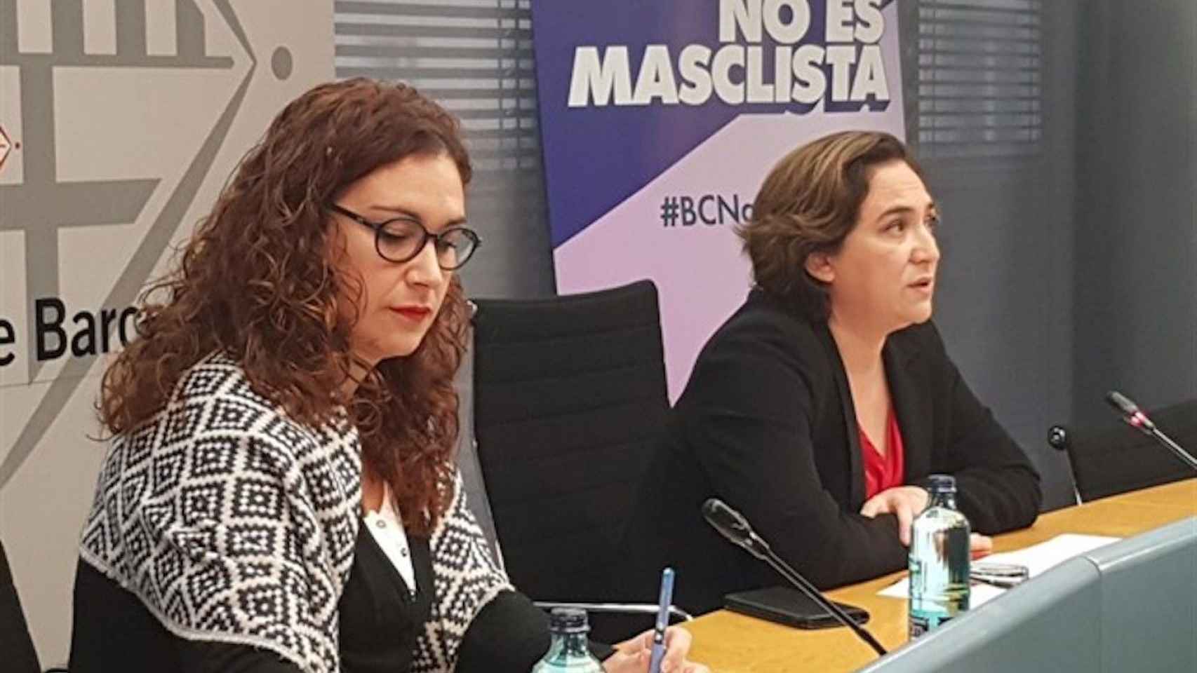 La responsable de Feminismos y LGTBI, Laura Pérez, y la alcaldesa de Barcelona, Ada Colau, en una imagen de archivo / EUROPA PRESS