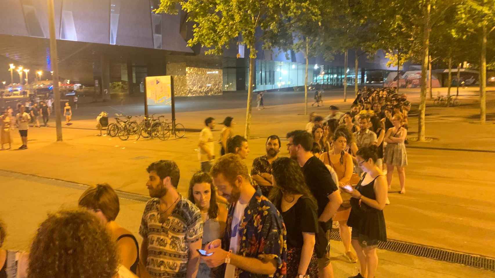 Público del Festival Cruïlla haciendo cola para coger un taxi después de los conciertos / MA