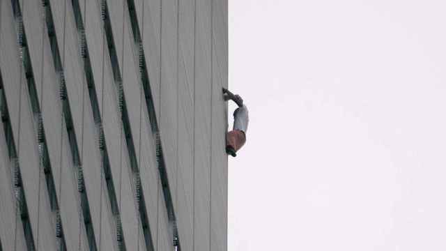 Un hombre escalando el edificio más alto de Europa Occidental / LUCAS JACKSON - REUTERS