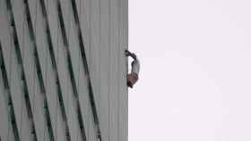 Un hombre escalando el edificio más alto de Europa Occidental / LUCAS JACKSON - REUTERS